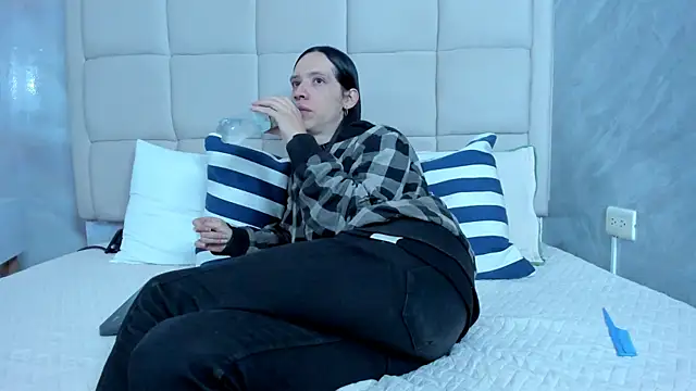 Hecatee 77 online show from March 4, 8:15 pm