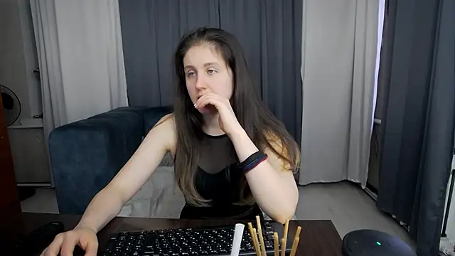 Snapshot of Holliy_Cooper chatting on June 2, 8:05 am Holliy Cooper online show from June 2, 8:05 am