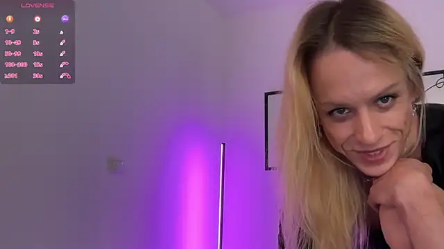 julia-01 online show from November 15, 10:15 pm