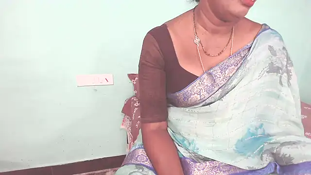 Snapshot of shrutitelugu69 chatting on June 5, 5:18 pm shrutitelugu69 online show from June 5, 5:18 pm