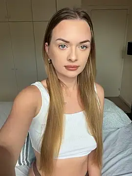 Snapshot of ElenaRebelle chatting on May 4, 5:14 am ElenaRebelle online show from May 4, 5:14 am