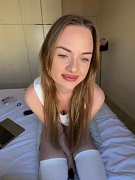 Snapshot of ElenaRebelle chatting on May 7, 7:14 am ElenaRebelle online show from May 7, 7:14 am