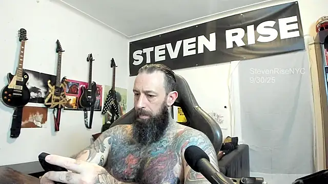 Snapshot of StevenRiseNYC chatting on October 1, 1:33 am StevenRiseNYC online show from October 1, 1:33 am