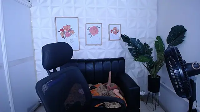 Valentinaa mature online show from February 26, 9:30 am