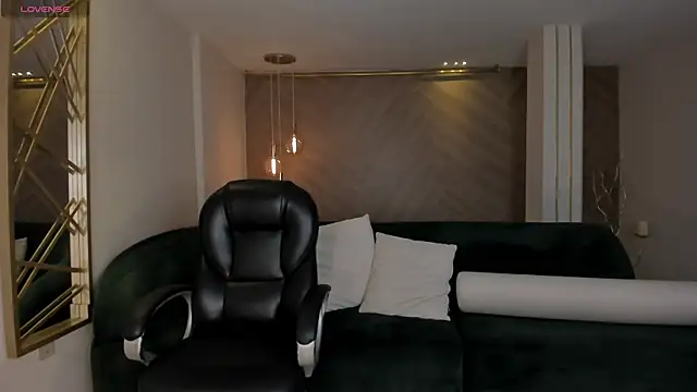 LizzHamilton   online show from October 16, 9:49 pm