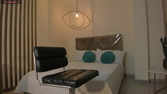 LizzHamilton   online show from October 18, 10:32 pm