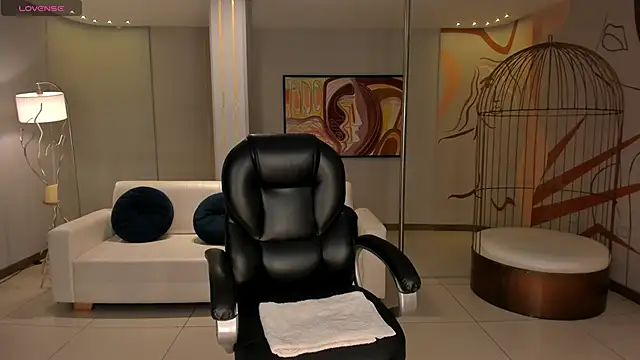 LizzHamilton   online show from November 26, 8:43 pm