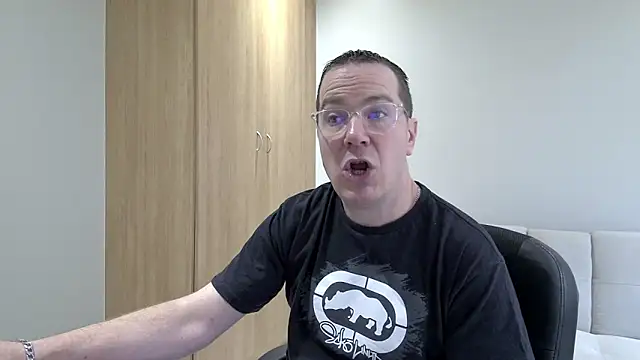 Snapshot of BrettJ81 chatting on October 18, 10:27 am BrettJ81 online show from October 18, 10:27 am
