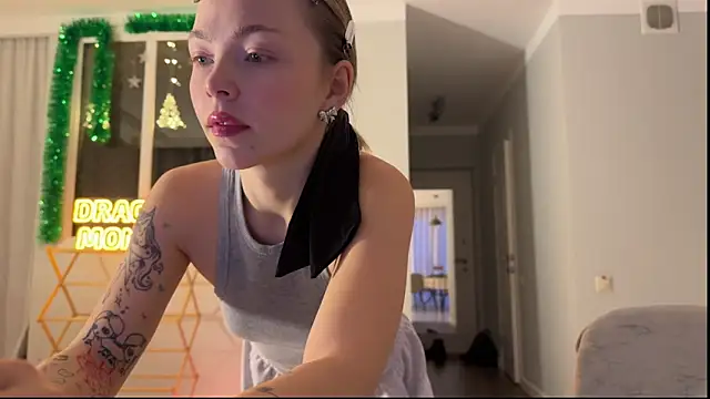 Snapshot of Aliceimhorny chatting on December 10, 12:27 pm Aliceimhorny online show from December 10, 12:27 pm