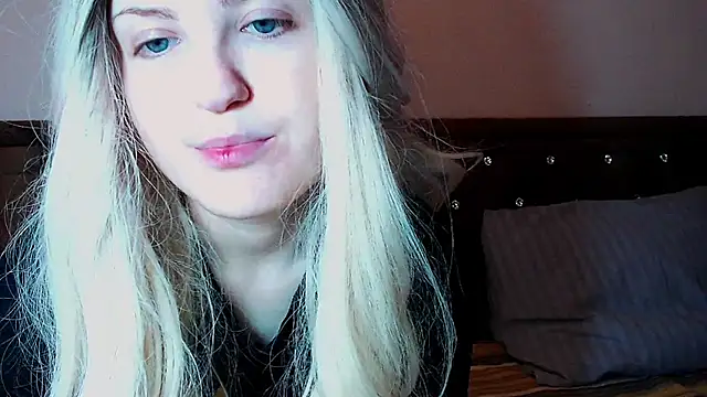 Snapshot of Sara4uu chatting on December 15, 11:53 pm Sara4uu online show from December 15, 11:53 pm