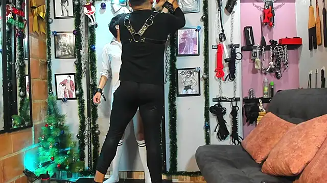 Snapshot of dom2travelersss chatting on December 30, 1:58 pm dom2travelersss online show from December 30, 1:58 pm