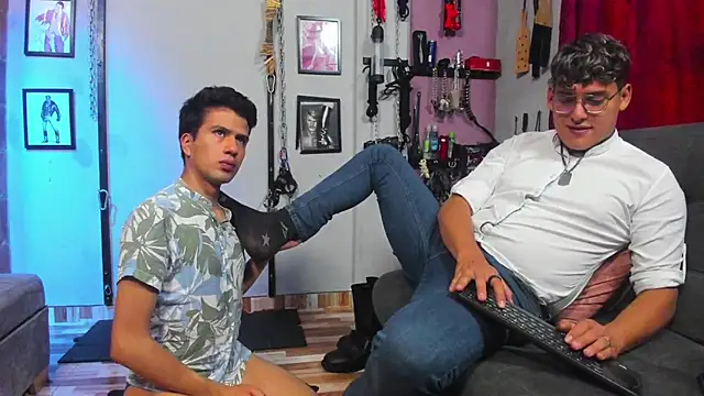 Snapshot of dom2travelersss chatting on February 21, 2:38 pm dom2travelersss online show from February 21, 2:38 pm