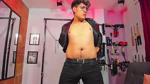 Snapshot of dom2travelersss chatting on March 2, 7:02 pm dom2travelersss online show from March 2, 7:02 pm