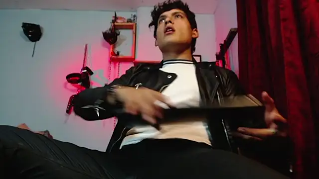 Snapshot of dom2travelersss chatting on October 13, 11:49 pm dom2travelersss online show from October 13, 11:49 pm