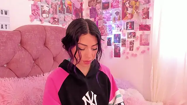 natalie jaensen online show from December 19, 10:10 pm