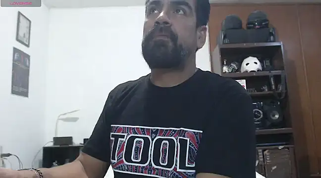 soyelcarlitos  online show from March 20, 3:23 am