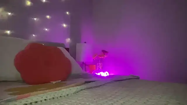 Snapshot of Fitnessbabe69 chatting on December 7, 10:01 am Fitnessbabe69 online show from December 7, 10:01 am