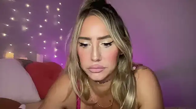 Snapshot of Fitnessbabe69 chatting on February 10, 11:57 am Fitnessbabe69 online show from February 10, 11:57 am