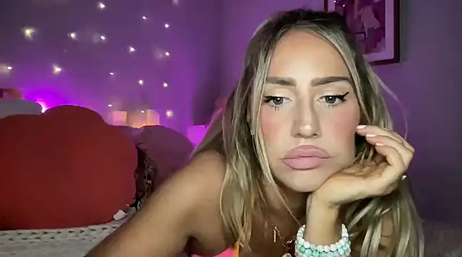 Snapshot of Fitnessbabe69 chatting on March 16, 8:43 am Fitnessbabe69 online show from March 16, 8:43 am